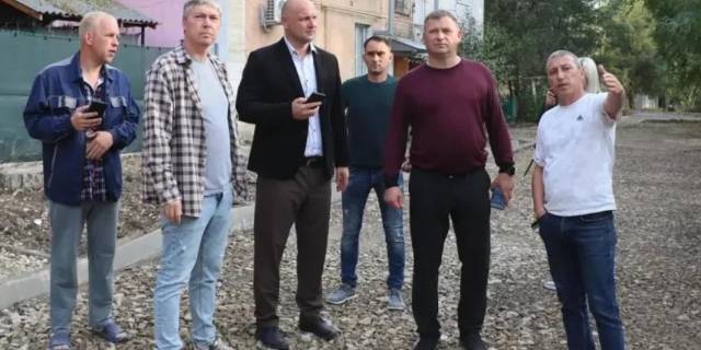 Руководство Керчи продолжает цикл выездных встреч с жителями МКД